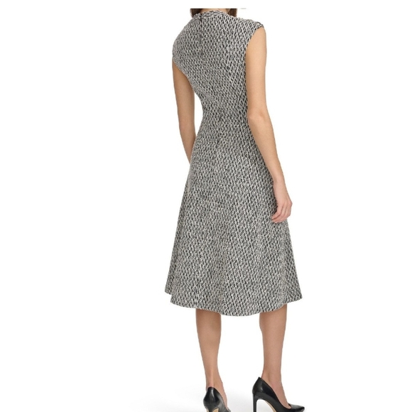 NWT Andrew Marc black and white printed midi dress, fitted and flared cut - Picture 3 of 8